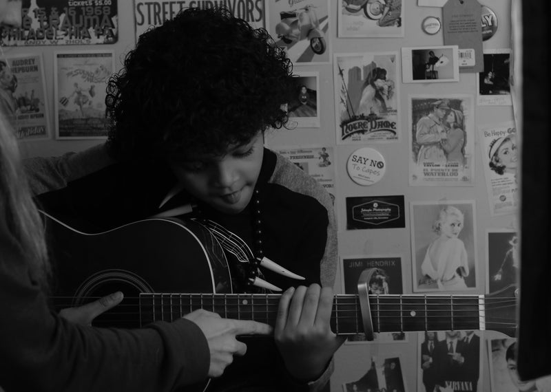 Gitarren und Verstärker in einem warm beleuchteten Studio